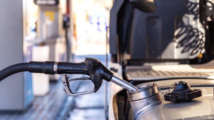 Lkw tankt an Tankstelle: Zapfhahn befüllt Lkw-Tank