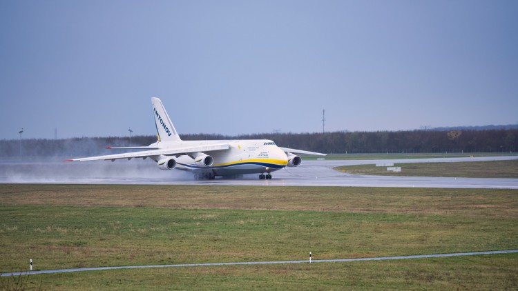 Landung eines Frachtflugzeugs am Flughafen Leipzig/Halle