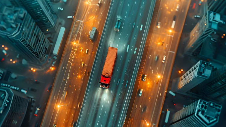 Lkw fährt durch eine Stadt; Blick von oben