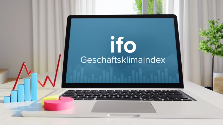 Aufgeklappter Laptop zeigt Bildschirm mit ifo Geschäftsklimaindex Schriftzug