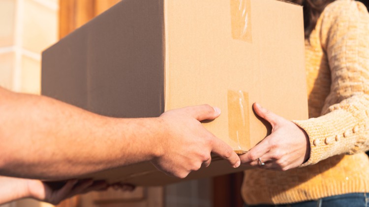Frau nimmt Paket entgegen