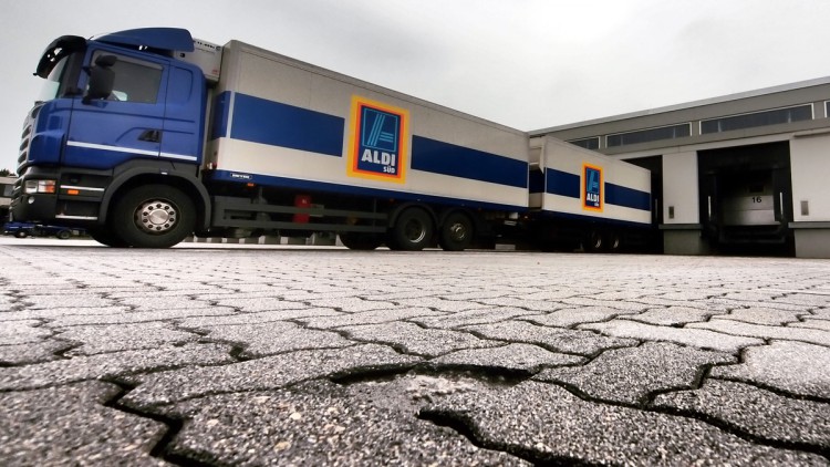 Aldi Süd, Logistikzentrale, Eichenau, Lkw