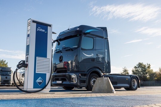 E-Lkw: Aral pulse und Amazon bauen Kooperation aus