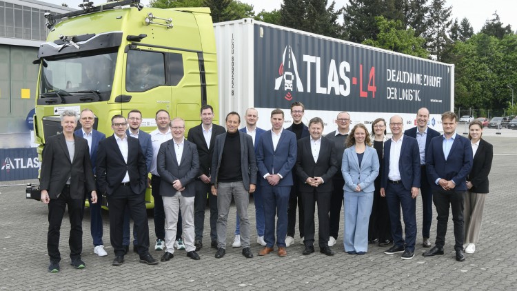 ATLAS-L4 - autonomer Lkw in der Testphase mit Team