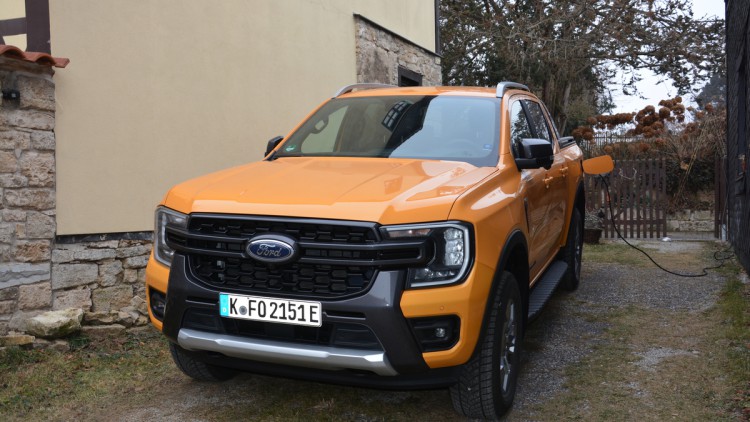 Ford Ranger PHEV in einer Einfahrt