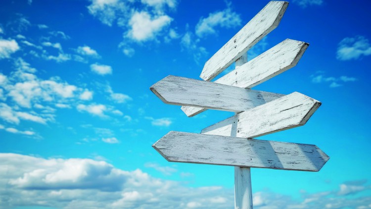 Wegweiser vor blauem Himmel