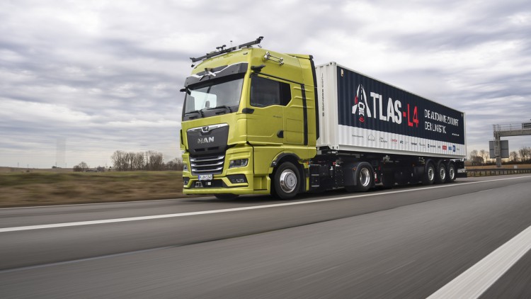 Der Prototyp eines autonomen Truck von MAN fährt mit einem Sicherheitsfahrer an Bord über eine Teststrecke. Der Prototyp wurde im Förderprojekt Atlas-L4 entwickelt