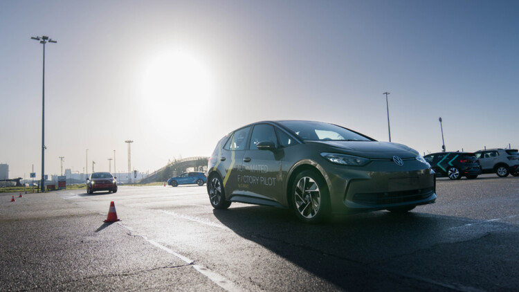 Automatisierte Fahrzeuglogistik im Praxistest: Volkswagen, Telekom, Unikie und BIBA schließen Innovationsprojekt in Emden ab