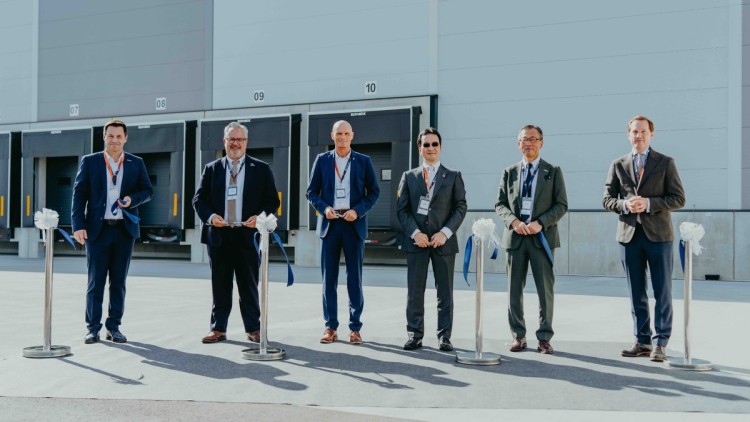 Beim Durchschneiden des Bandes von links: Ingo Schlieper, Managing Director Movianto (DACH), Bruno Jacques, CEO Yusen Logistics Healthcare, Dirk Elkermann, Oberbürgermeister Wiesloch, Hiroki Harada, CEO Yusen Logistics, Minoru Futonaka, Managing Director 