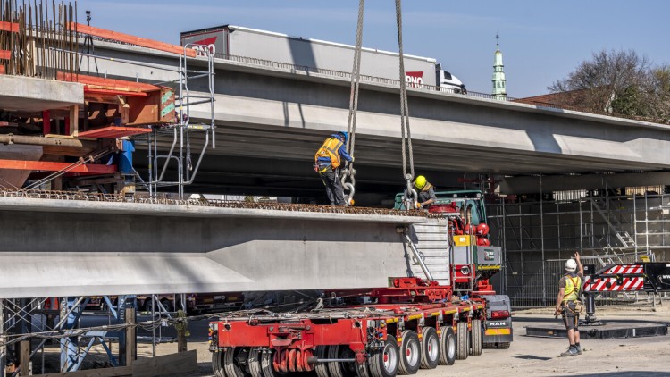 Erster Teil der Montage der neuen, 120 Meter langen Autobahnbrücke der A516, über die Teutoburger Straße in Oberhausen-Sterkrade, 2 Großkräne heben die 24, bis zu 121 Tonnen schweren und bis zu 40 Metern langen Brückenteile ein, die dann mit einem weltwei