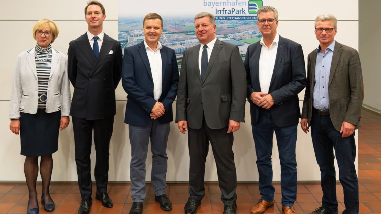 v.l.n.r. Bürgermeisterin der Gemeinde Stephansposching Jutta Staudinger – Gunnar Eberhardt, Executive Vice President, UPM Communication Papers - Joachim Zimmermann bayernhafen-Geschäftsführer - Bayerns Bau- und Verkehrsminister Christian Bernreiter - Bürg