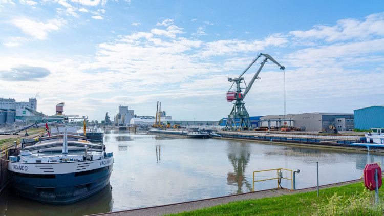 Bayernhafen, Regensburg, Schiff