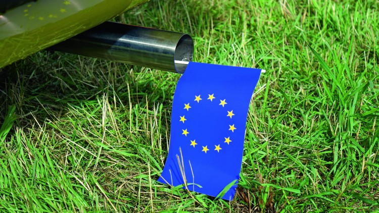 EUFahne im Auspuff