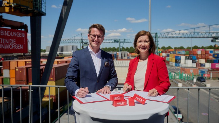 Dr. Martina Niemann (CFO DB Cargo AG) und Markus Krämer (CEO HGK Logistics  and Intermodal GmbH) unterzeichneten in Köln den Vertrag