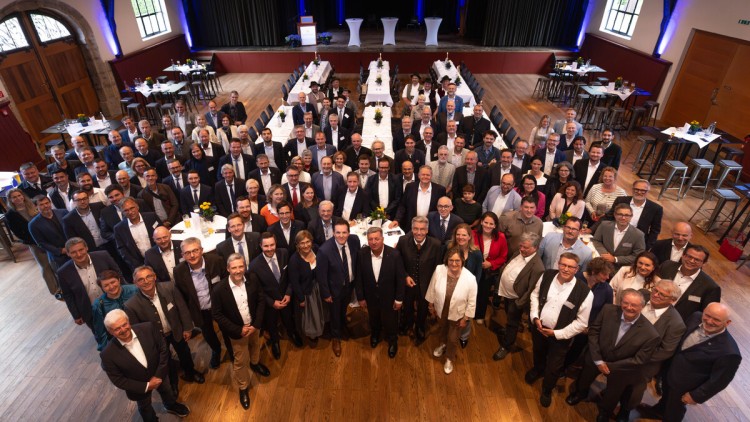 Gruppenbild aller Teilnehmer beim Abendempfang des Bayerischen Staatsministeriums für Wohnen, Bau und Verkehr anlässlich des 14. Symposiums LOGISTIK INNOVATIV 2026 an der Festhalle Hohenaschau zu Füßen des Schlosses Hohenaschau.
