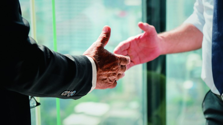 Kreditverhandlungen: So verbessern KMU ihre Chancen Handschlag
