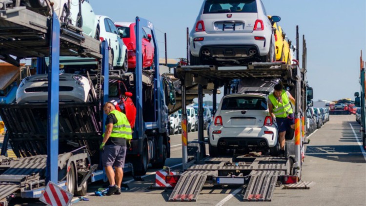 Berufskraftfahrer transportieren Autos