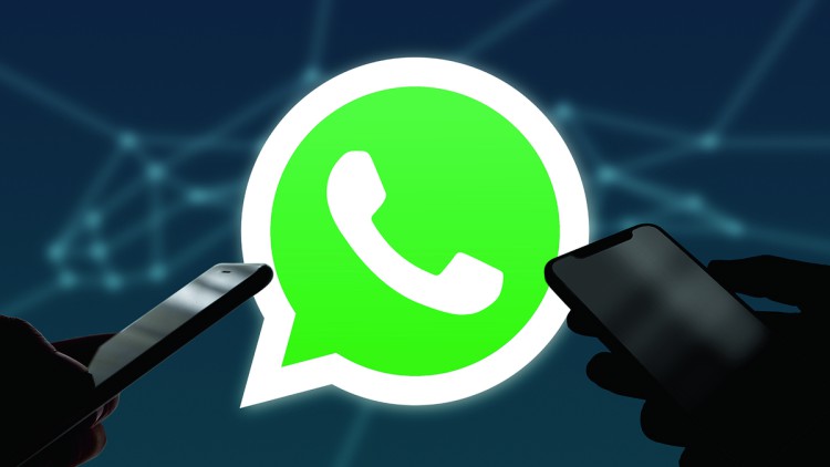 2 Handys vor dem Whatsapp-Logo