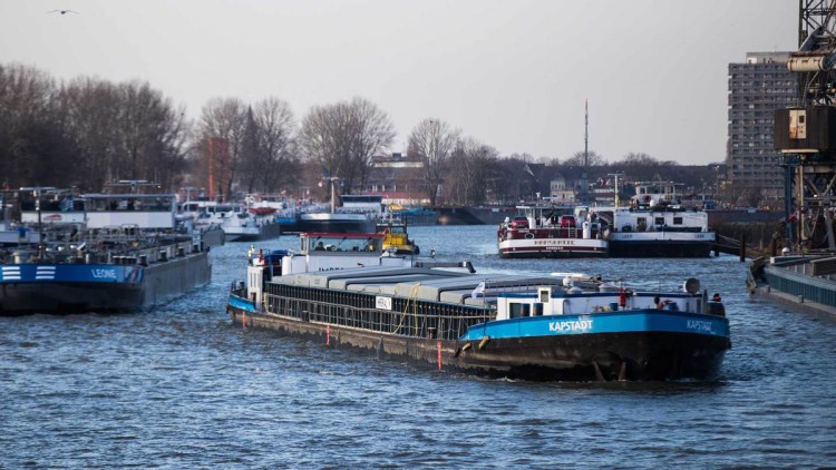 Binnenschiff, Rhein, Hochwasser