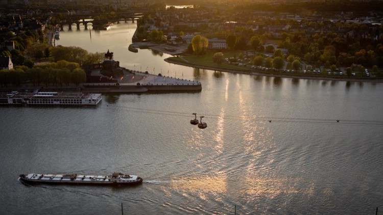 Binnenschiff auf dem Rhein