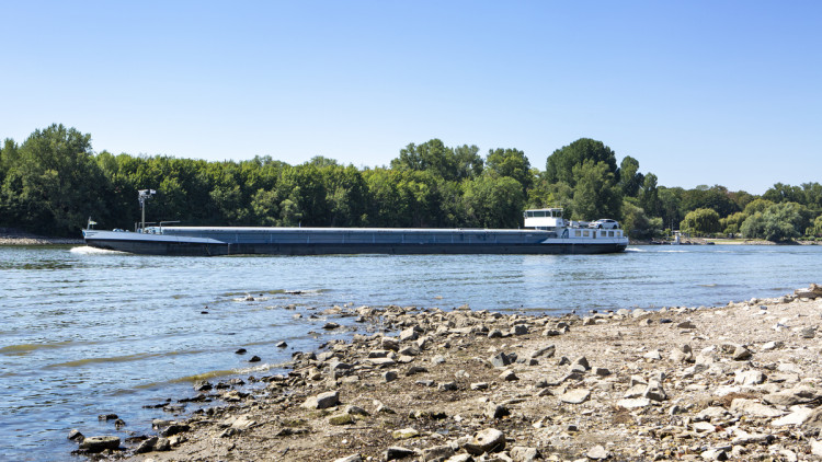 Binnenschiff auf dem Rhein bei Niedrigpegel