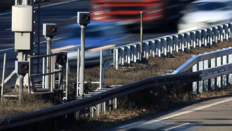 Geschwindigkeitskontrolle an der Autobahn