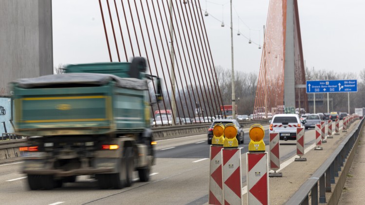Pkw und Lkw fahren auf Rheinbrücke Bonn-Nord 