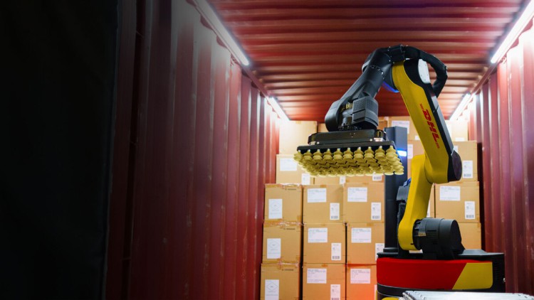 Ein DHL Roboter von Boston Dynamics in einem Container vor Paketen