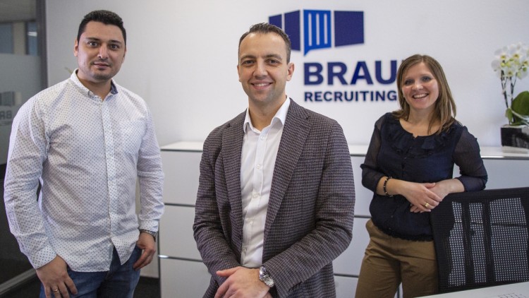 Braun Recruiting unterstützt Speditionen bei der Gewinnung von Lkw-Fahrern. Im Bild: Mitarbeiter Mikhail Laryanovskiy, Geschäftsführer Leonhard Braun und Olga Braun (von links).