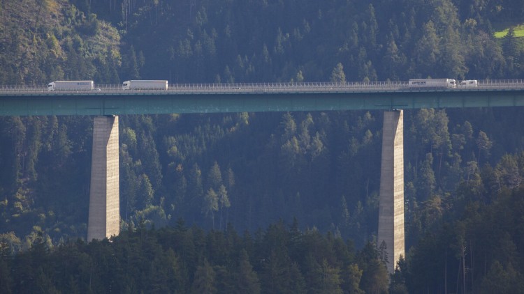 Brenner-Autobahn von weiter weg (Luegbrücke)