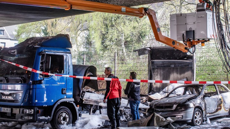 Mitarbeiter des Landesbetriebs Straßenbau kontrollieren den Zustand einer Brücke nach einem Lkw-Brand