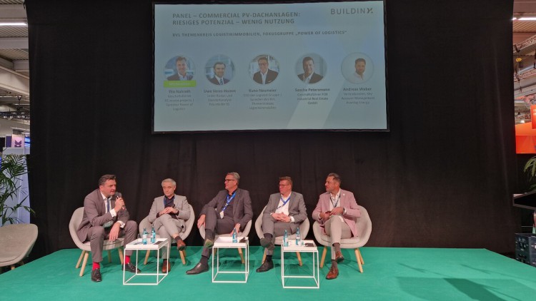 Panel-Diskussion Buildinx 2025 (v.l.): Tilo Nahrath (Power of Logistics), Uwe Veres-Homm (Fraunhofer IIS), Kuno Neumeier (Logivest), Sascha Petersmann (Fox Industrial Real Estate), Andreas Weber (Avantag Energy)