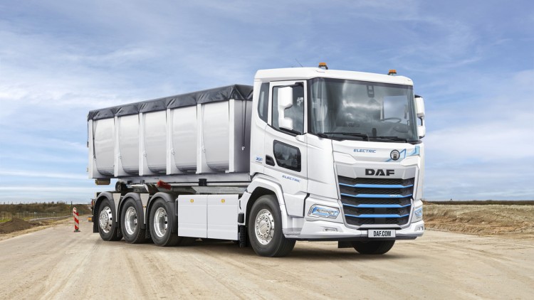 Seitenansicht eines DAF XF Electric 8x4 mit Abrollaufbau