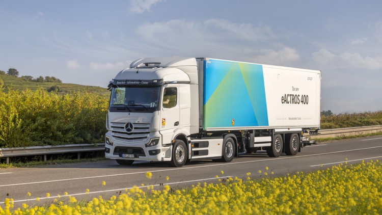 Erste Testfahrt mit dem neuen Mercedes-Benz eActros 400 Fahraufnahme des neuen eActros 400 als Sattelzugmaschine mit einem aufgesattelten Zweiachstrailer