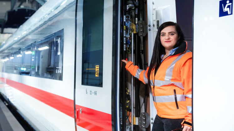 Deutsche Bahn, DB, Frauen, Frau