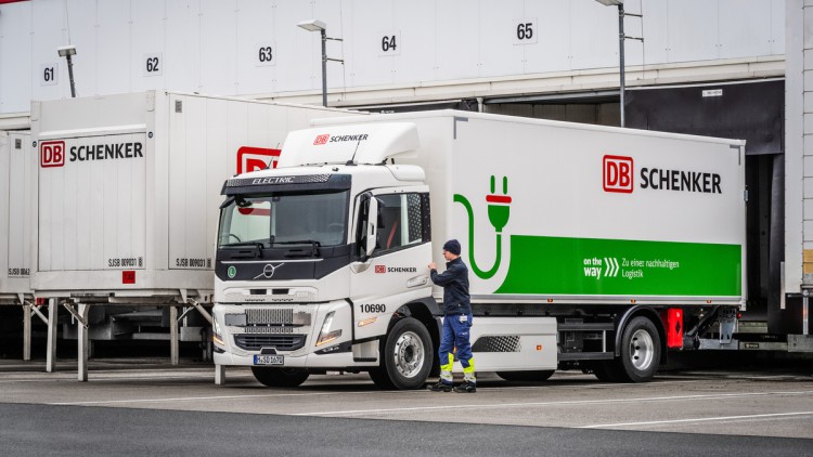 Elektro-Lkw von Volvo steht an einem Logistikzentrum von DB Schenker