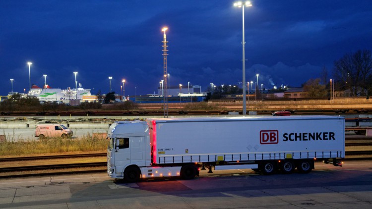 DB Schenker Lkw auf einem Parkplatz