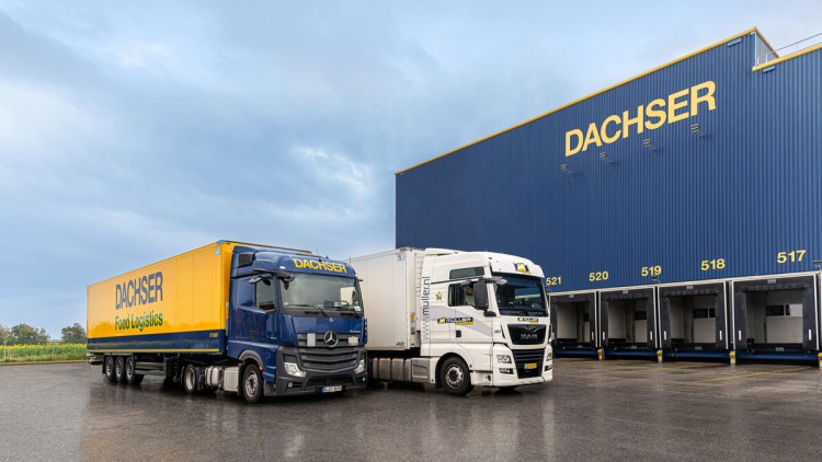 Dachser Lkw vor Dachser-Werk