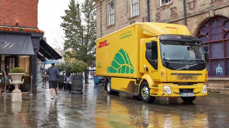 DHL E-Lkw in gelb von Volvo Trucks