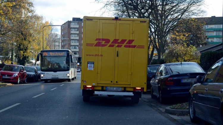 DHL-Zustellfahrzeug, Parken in zweiter Reihe