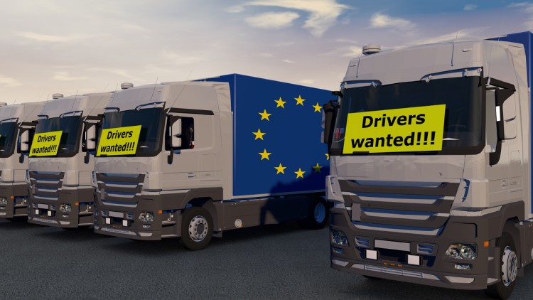 Lkw mit Drivers Wanted-Schildern auf dem Rastplatz