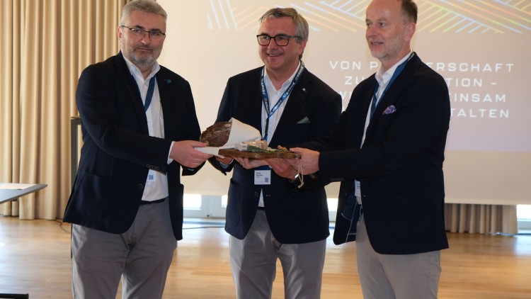 Krone-Geschäftsführer Vertrieb und Marketing, Dr. Frank Albers (r.), begrüßt die Pozkrone-Geschäftsführer Tomasz Kujawa und Maciej Michalski (v. l.) traditionell mit Salz und Brot in der Krone-Familie