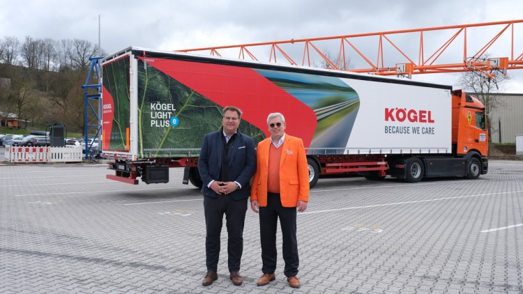 Übergabe am Rüdinger-Hauptsitz in Krautheim in der Hohenlohe. Der Test des e-optimierten Kögel Light Plus ist auf drei Monate angelegt.