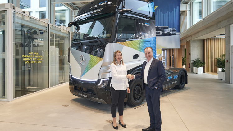 Stina Fagerman, Leiterin Marketing, Vertrieb und Services bei Mercedes-Benz Trucks und Clemens Tönnies, Geschäftsführender Gesellschafter der Tönnies Unternehmensgruppe vor dem E-Actros