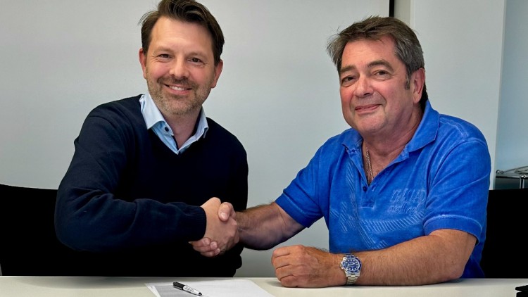 Christopher Beplat, Geschäftsführer EUROGATE Intermodal, und Eugen Deisser, Geschäftsführer Deisser-Gruppe, unterzeichnen den Kaufvertrag