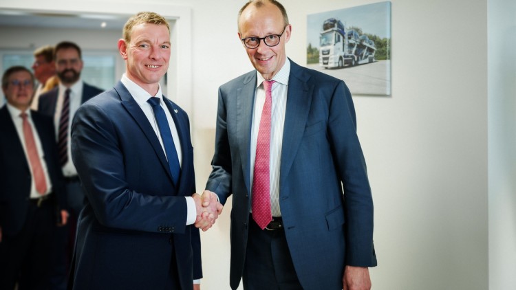 Handschlag zwischen BGL-Vorstandssprecher Dirk Engelhardt (l.) und Bundeskanzler Friedrich Merz in den Räumen von Akkermann Transport