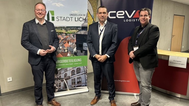 Jan Mach, Senior HR Manager und Sebastian Golombek Vertragslogistikmanager für Nordwestdeutschland bei CEVA zusammen mit Bürgermeister Dr. Julien Neubert bei der Informationsveranstaltung 