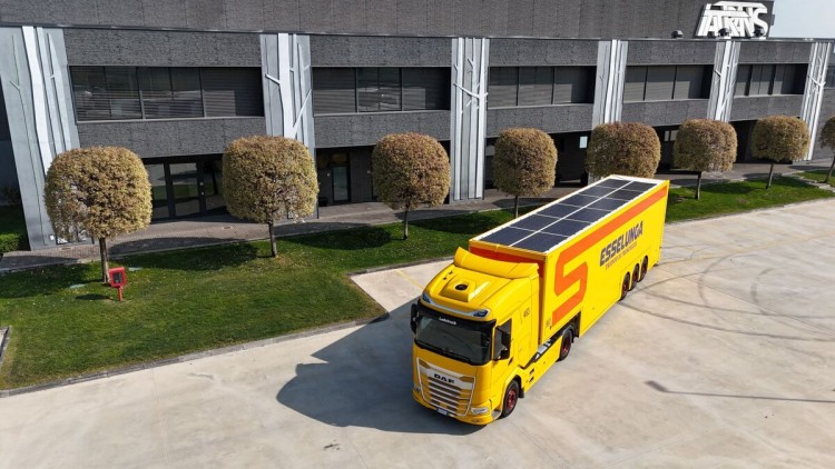 Trailer von Esselunga mit verbauter Solartechnologie auf dem Dach