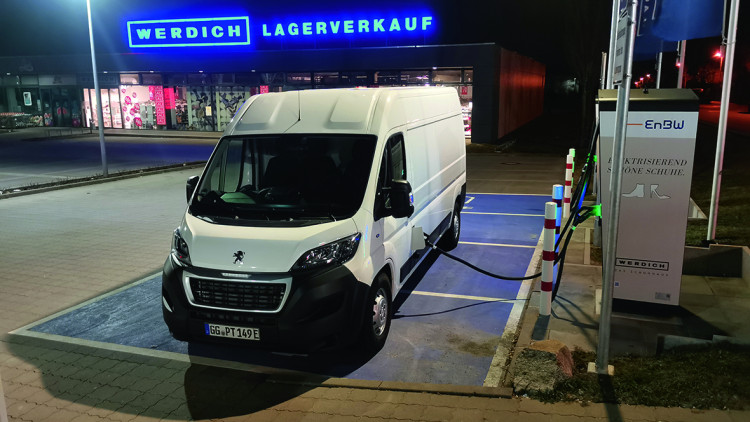 Peugeot Transporter Ladestelle E-Transporter e-Boxer Parkplatz