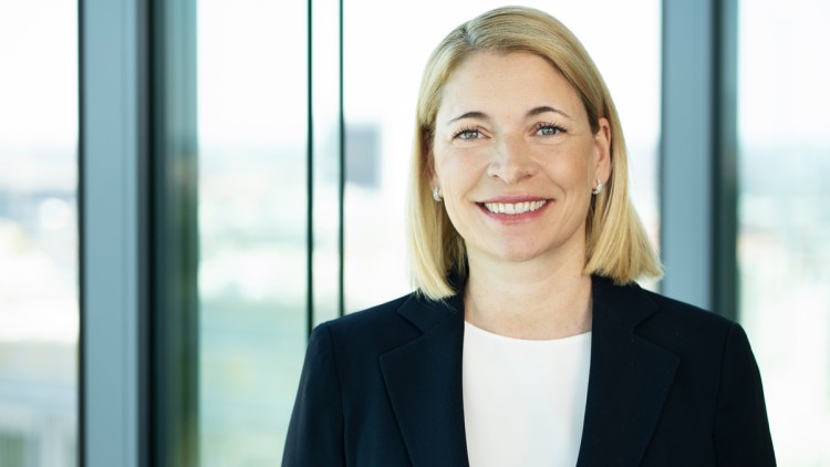 Auf dem Bild ist Evelyn Palla zu sehen, bisher Chefin der DB Regio. Ab 1. Oktober 2025 soll sie neue Chefin des Bahnkonzerns werden und Richard Lutz ablösen